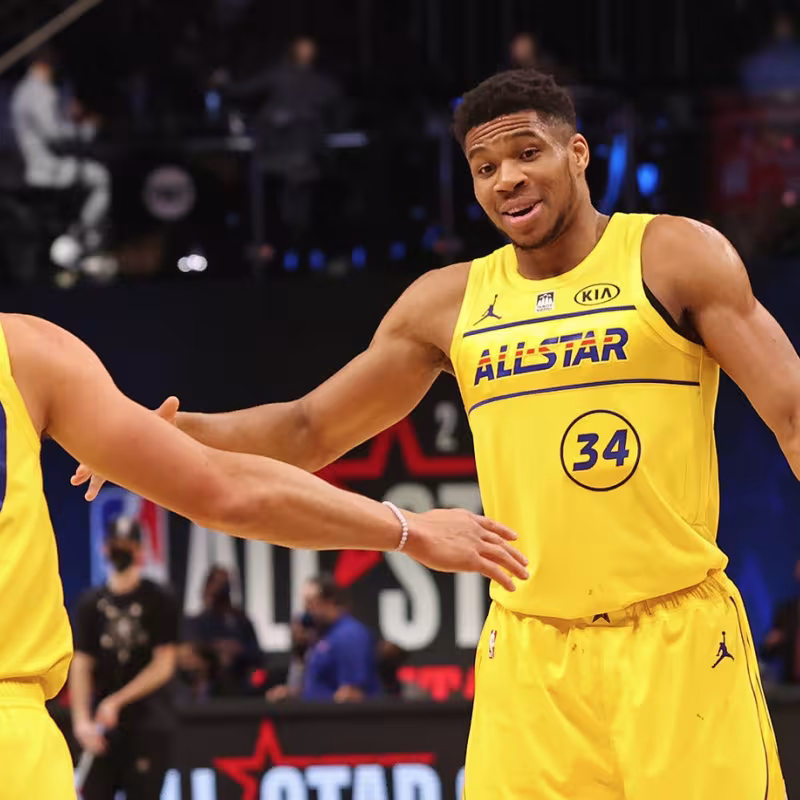Giannis Antetokounmpo y Stephen Curry, jugadores más destacados del Partido de las Estrellas.