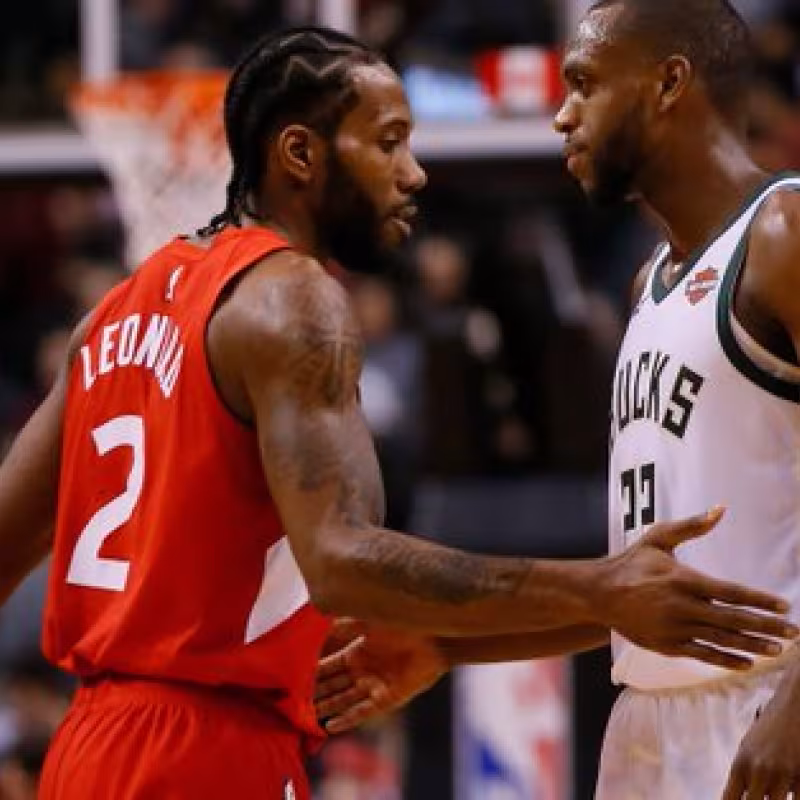 Kawhi Leonard y Khris Middleton, saludándose en un partido