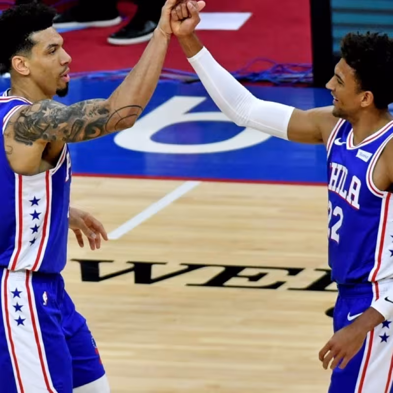 Los dos jugadores que los Sixers deberían traspasar 'obligatoriamente' este verano