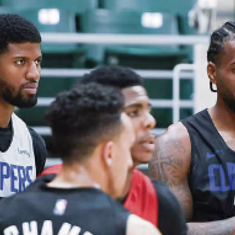 Jugadores de Los Angeles Clippers hablando entre ellos.