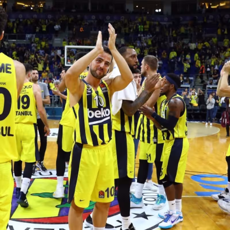 Tres jugadores y el Gerente Administrativo del Fenerbahçe dan positivo en la prueba del coronavirus