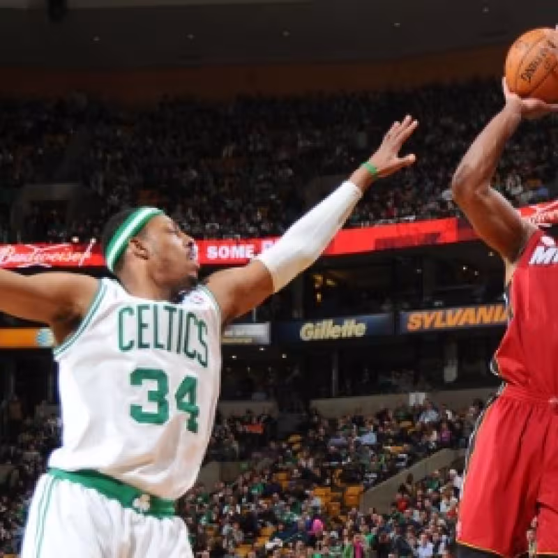 Paul Pierce, saludando a Kyrie Irving.