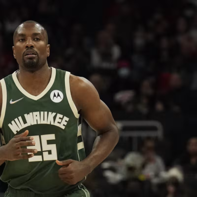 Serge Ibaka, con la camiseta de Milwaukee Bucks. 
