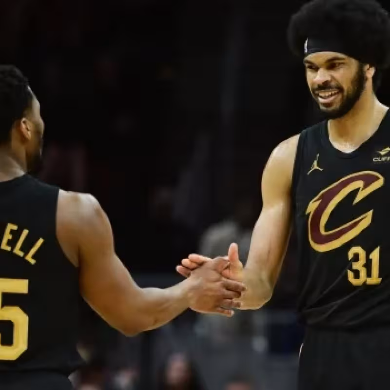 Donovan Mitchell y Jarrett Allen, jugadores de Cleveland Cavaliers.