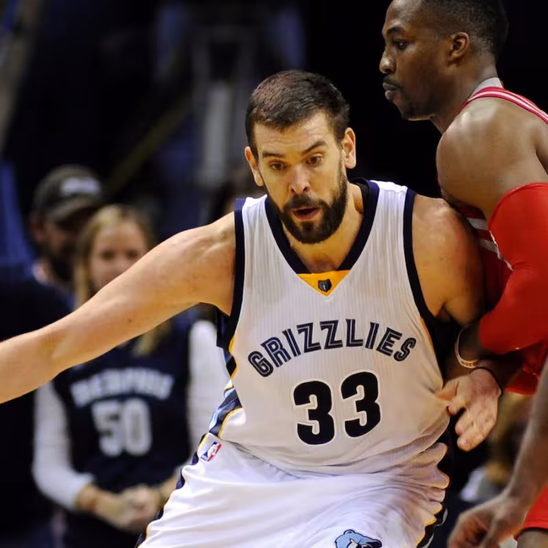 Marc Gasol, defendido por Dwitght Howard