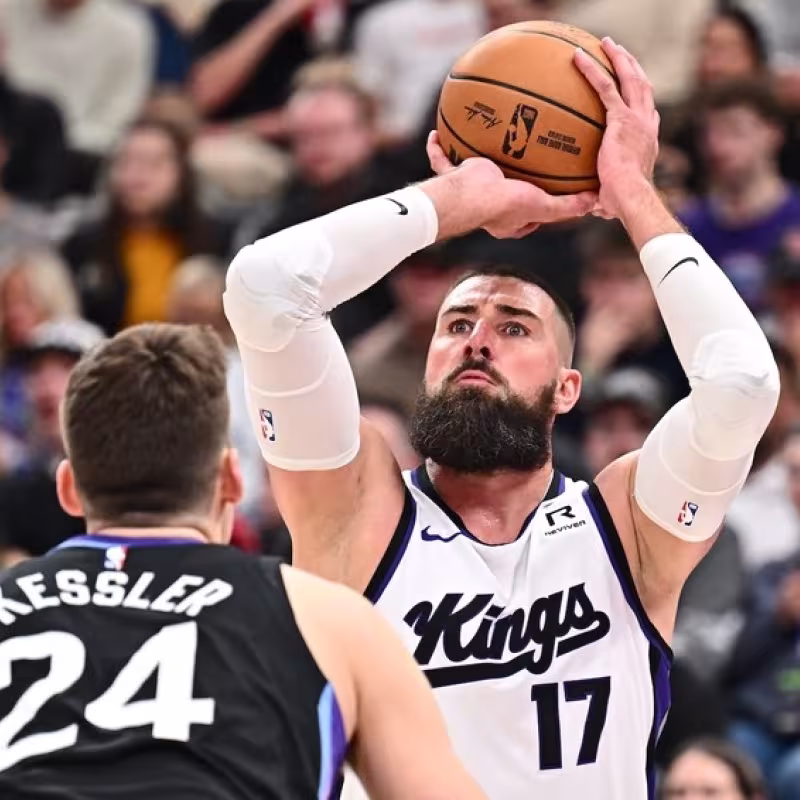 Jonas Valanciunas, defendido por Walker Kessler