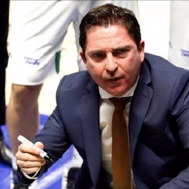 Xavi Pascual expone desafíos y busca apoyo en medio de crisis