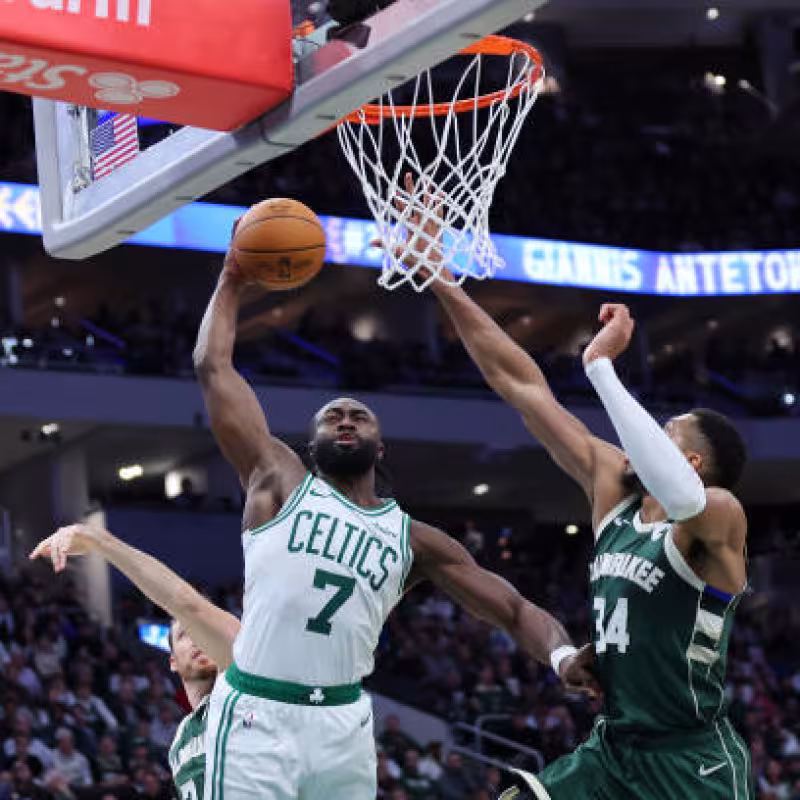 Brown and Antetokounmpo, exchange. Photo: gettyimages