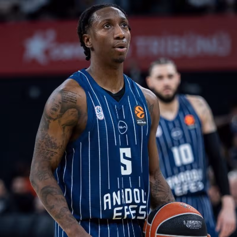 Anadolu Efes anuncia salidas de Lee y Swider