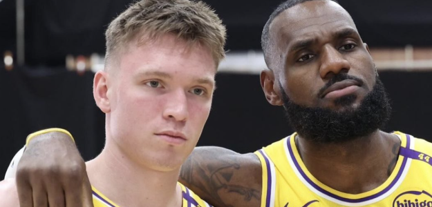 Dalton Knecht, junto a LeBron James, colegas en Los Angeles Lakers. 