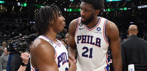 Tyrese Maxey y Joel Embiid