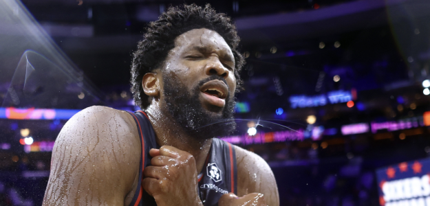 Joel Embiid fue expulsado ante San Antonio Spurs.