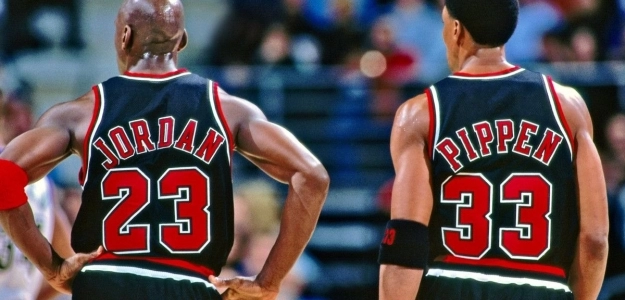 Michael Jordan con su escudero Scottie Pippen