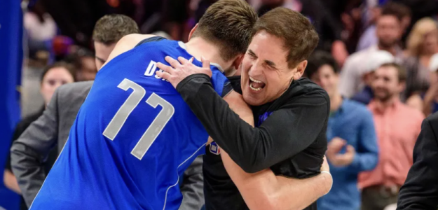 Mark Cuban, abrazando a Luka Doncic.