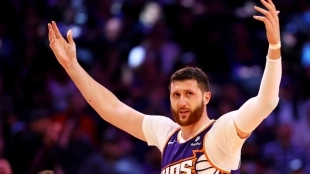 El traspaso entre pívots que negocian Hornets y Suns