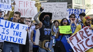 Otro bochorno en Dallas Mavericks: ¡Expulsan del pabellón a los fans críticos con Harrison y Dumont!